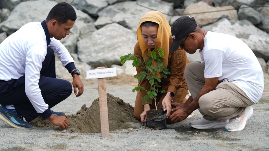 HUT ke-81 TNI AL, Wawali dan Danlanal Sinergi Hijaukan Pesisir Tondo