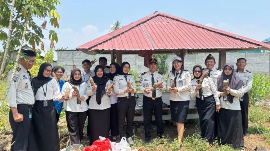 Bapas Kelas I Palu Panen Ubi Kayu dan Berbagi ke Warga