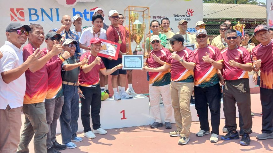 Tuan Rumah Pertahankan Piala Turnamen Tenis Rektor Untad Cup