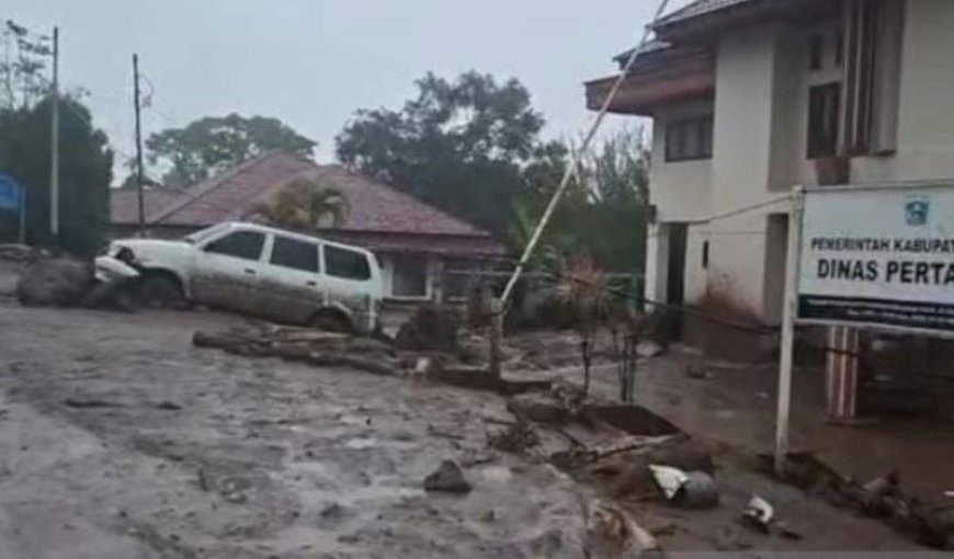 Banjir Bandang Rusak Perkantoran Bupati dan Rumah Warga di Solok   
