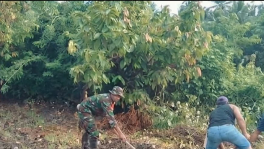Babinsa Kalora Bersama Warga Gotong Royong Bersihkan Saluran Air