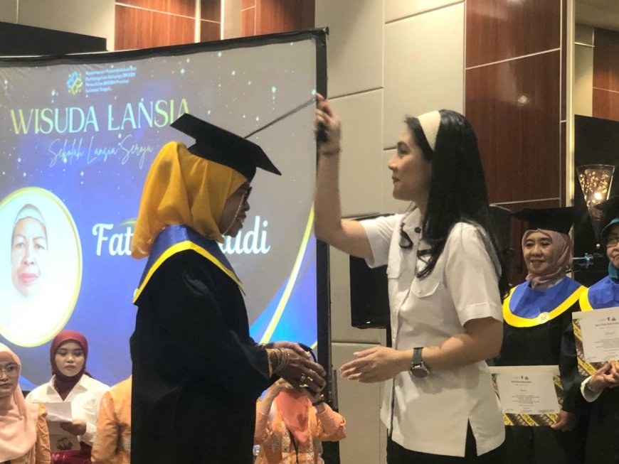 Puluhan Lansia Wisuda Program Sidaya di Palu