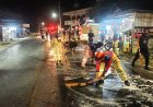 Respons Cepat Laporan Warga, Polres Poso dan Damkar Bersihkan Tumpahan Oli di Jalan Trans Sulawesi