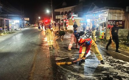 Respons Cepat Laporan Warga, Polres Poso dan Damkar Bersihkan Tumpahan Oli di Jalan Trans Sulawesi