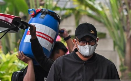 KPK Sita Rp1,9 M Terkait OTT Bupati Klaten, Termasuk Tong Berisi Uang