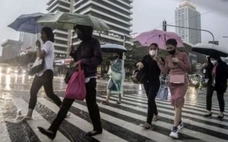 Prakiraan BMKG: Hujan Ringan Basahi Mayoritas Wilayah RI pada Senin