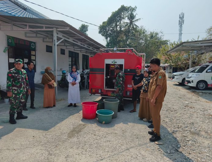 TNI Poso Pesisir Salurkan Bantuan Air Bersih ke Warga