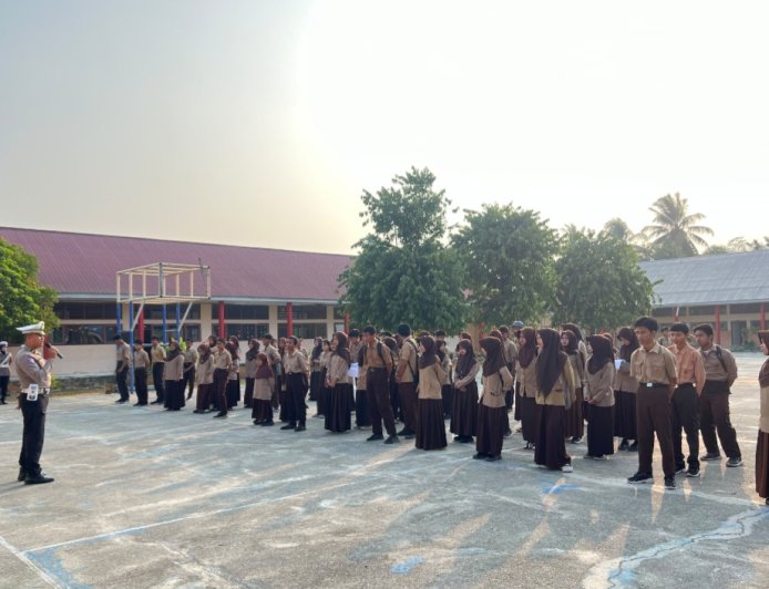 Edukasi Keselamatan Berlalu Lintas di SMAN 4, Satlantas Polres Tekankan Pentingnya Helm Standar