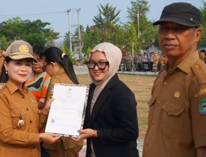 Dorong UMKM Poso Naik Kelas, Pemkab Bagikan Sertifikat Halal dan Hasil Uji Nutrisi