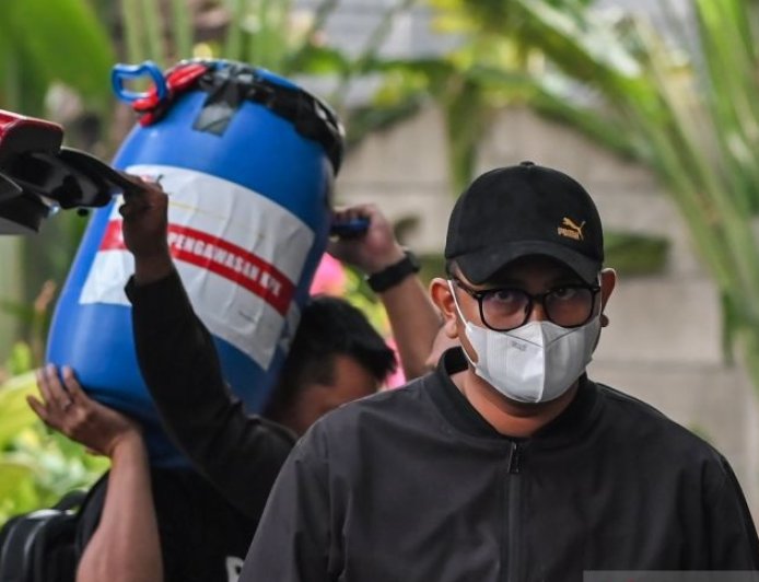 KPK Sita Rp1,9 M Terkait OTT Bupati Klaten, Termasuk Tong Berisi Uang