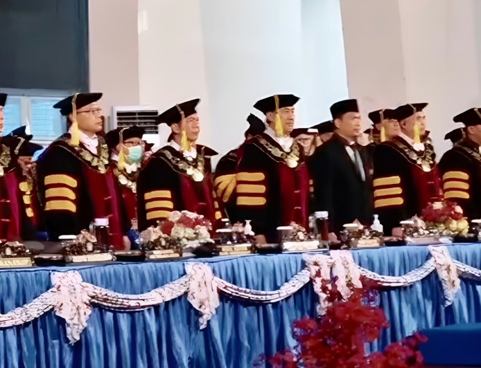 Rektor Untad Lepas 1.422 Lulusan Baru