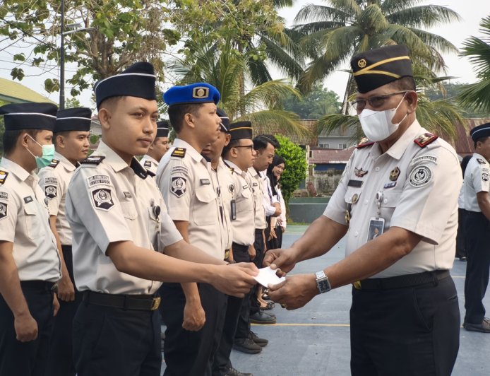 Karutan Poso Bagikan Masker Antisipasi Dampak Asap Karhutla