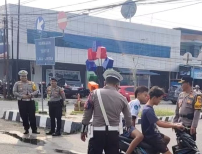 Wakapolres Poso Turun Langsung Atur Lalu Lintas