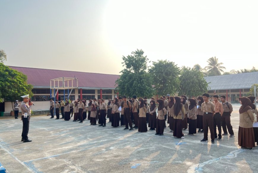 Edukasi Keselamatan Berlalu Lintas di SMAN 4, Satlantas Polres Tekankan Pentingnya Helm Standar