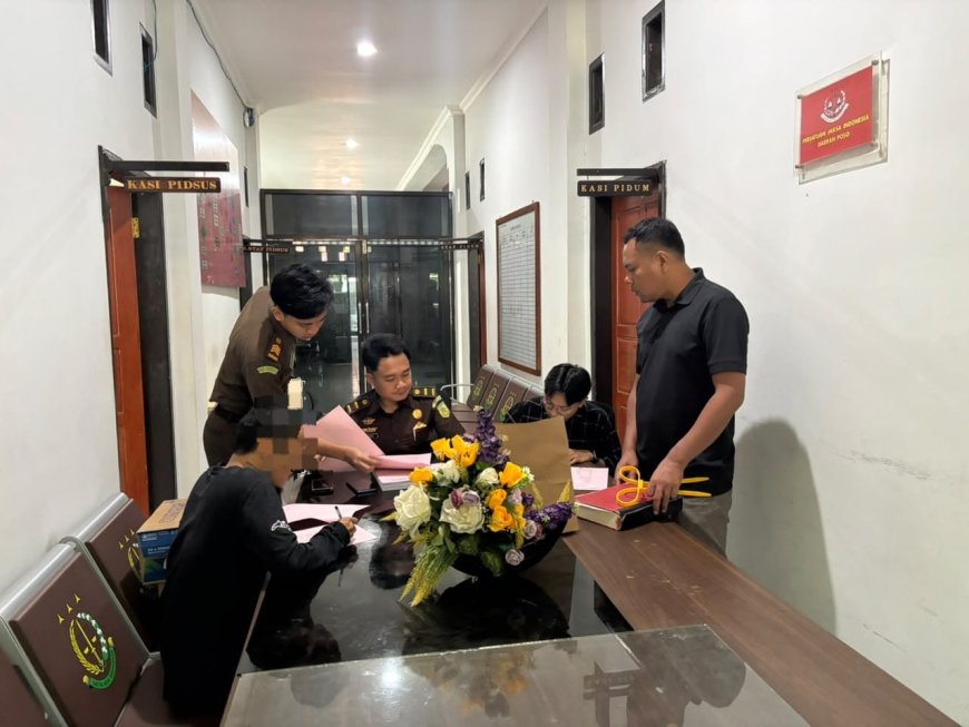 Polres Poso Serahkan Tersangka Pencurian ke Kejaksaan