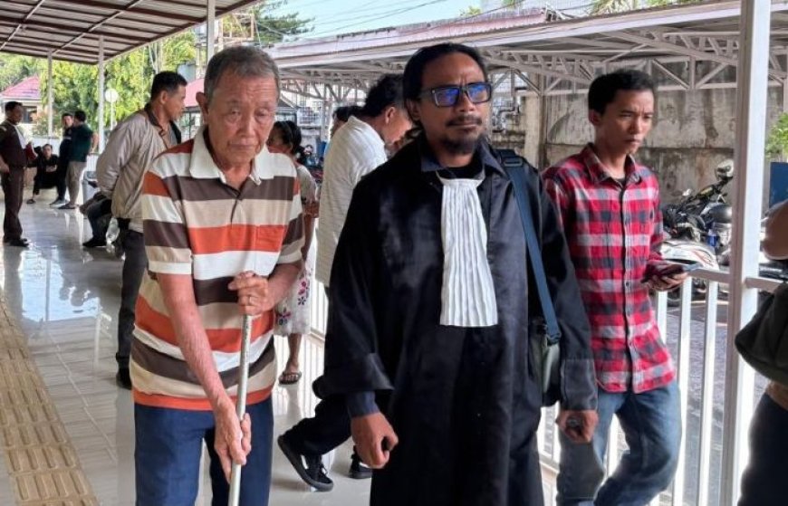 Aksi 'Sandiwara' Tongkat Mantan Mertua di Pengadilan Negeri Palu
