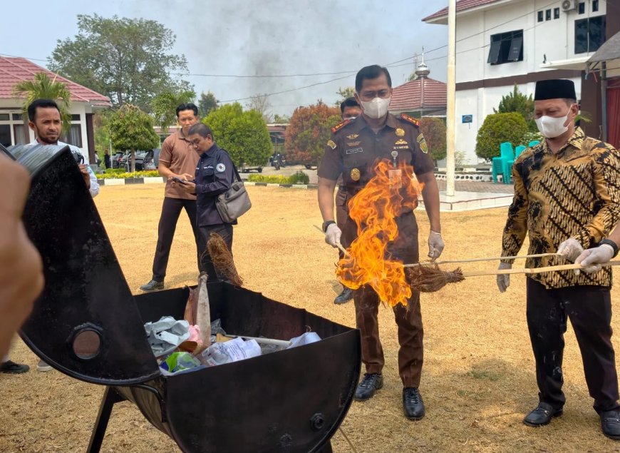 Kejari Tojo Una-Una Musnahkan Barang Bukti dari 30 Perkara Inkracht