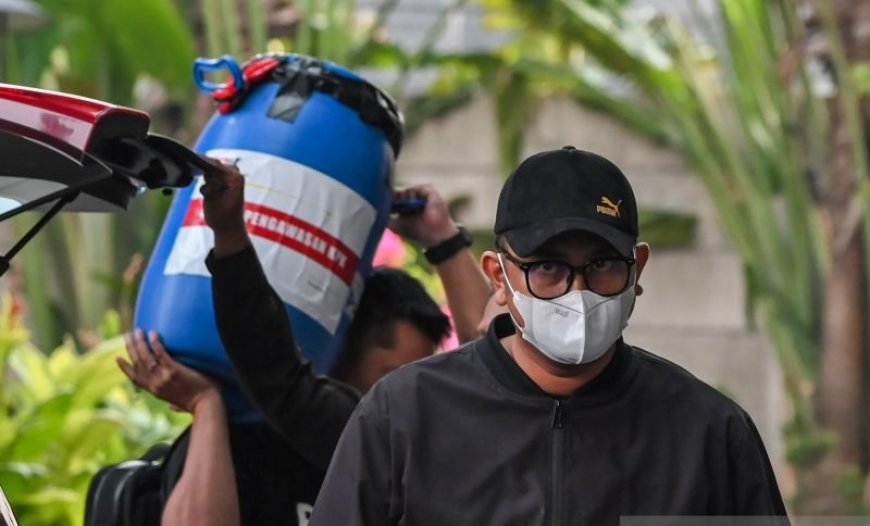 KPK Sita Rp1,9 M Terkait OTT Bupati Klaten, Termasuk Tong Berisi Uang