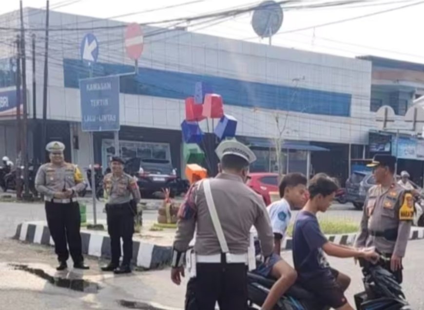 Wakapolres Poso Turun Langsung Atur Lalu Lintas